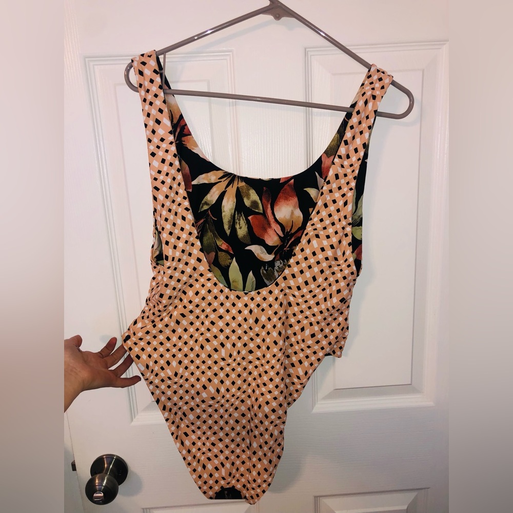 Volcom 1 piece bathing suit (S) - Picture 4 of 5